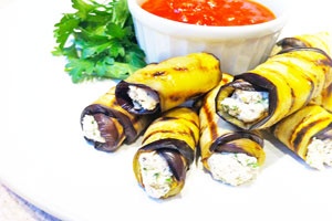 Рулетики из баклажанов с сыром и чесноком Рулетики из баклажанов с сыром и чесноком