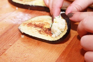 Рулетики из баклажанов с сыром и чесноком Рулетики из баклажанов с сыром и чесноком