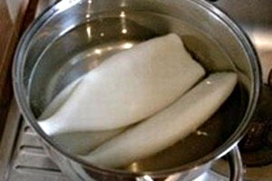 Салат из кальмаров с яйцом и сыром Салат из кальмаров с яйцом и сыром