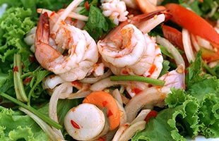 Салат из морского коктейля Салат из морского коктейля