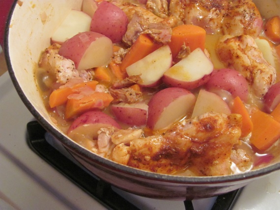Курица с картошкой в кастрюле Курица с картошкой в кастрюле