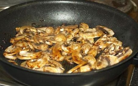 Салат с курицей и жареными грибами Салат с курицей и жареными грибами