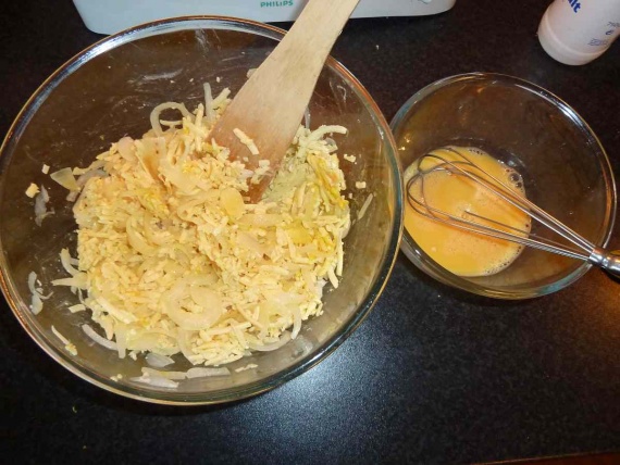 Луковый пирог из слоеного теста Луковый пирог из слоеного теста