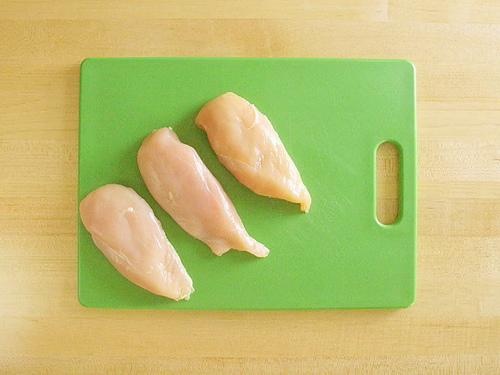 Салат с курицей, черносливом и огурцом Салат с курицей, черносливом и огурцом