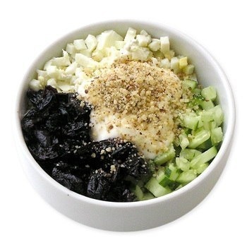 Салат с курицей, черносливом и огурцом Салат с курицей, черносливом и огурцом