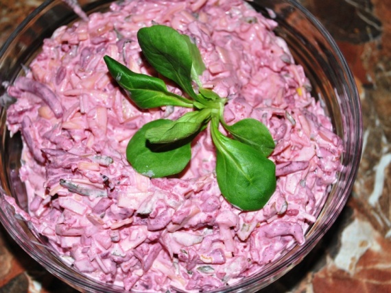 Салат из свеклы с черносливом и грецкими орехами Салат из свеклы с черносливом и грецкими орехами
