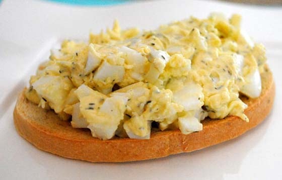 Салат с яйцами и чесноком Салат с яйцами и чесноком