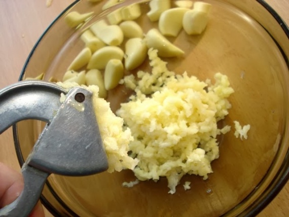 Салат с яйцами и чесноком Салат с яйцами и чесноком