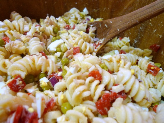 Салат с тунцом и макаронами Салат с тунцом и макаронами