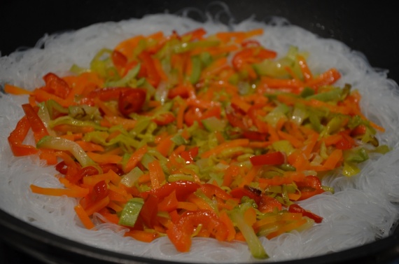 Салат с рисовой лапшой Салат с рисовой лапшой