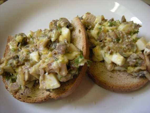 Салат с яйцами и грибами Салат с яйцами и грибами