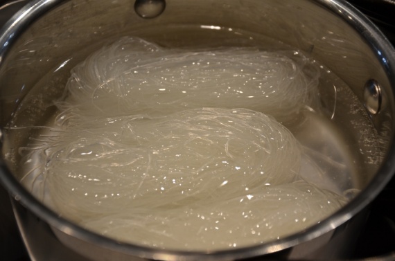 Салат с рисовой лапшой Салат с рисовой лапшой