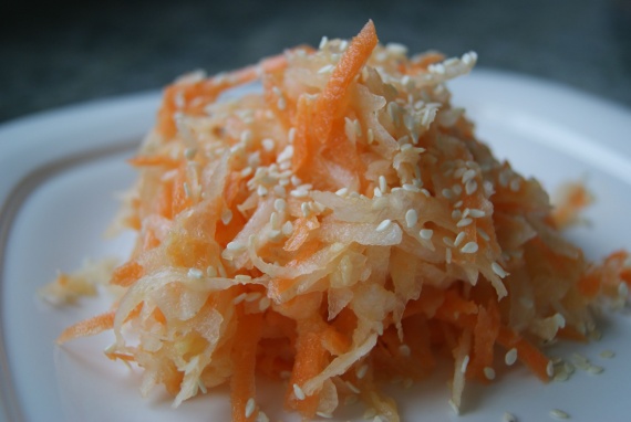Салат из дайкона и моркови Салат из дайкона и моркови