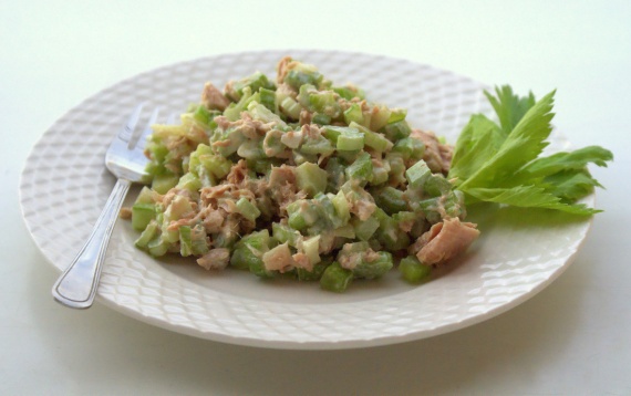 Салат с тунцом и сельдереем Салат с тунцом и сельдереем
