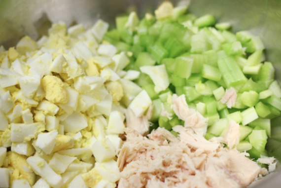 Салат с тунцом и сельдереем Салат с тунцом и сельдереем