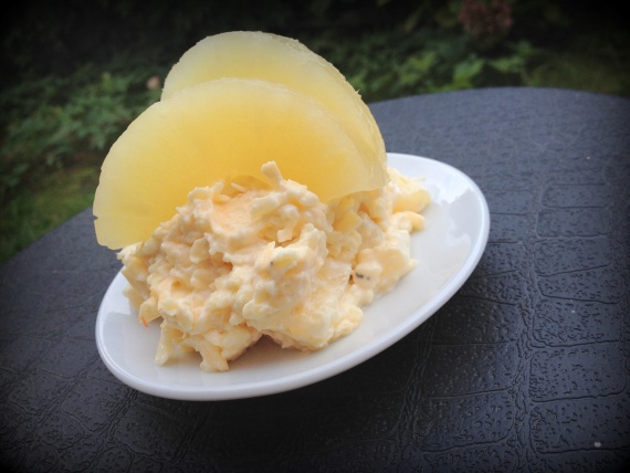 Ананасовый салат с сыром Ананасовый салат с сыром