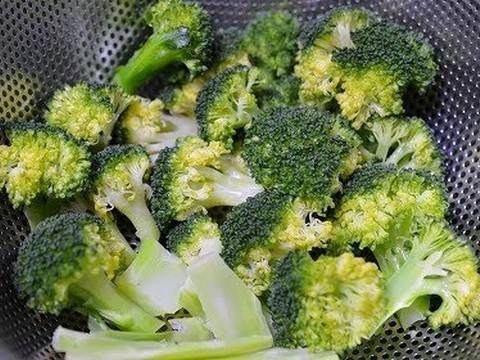Салат из брокколи с яйцом Салат из брокколи с яйцом