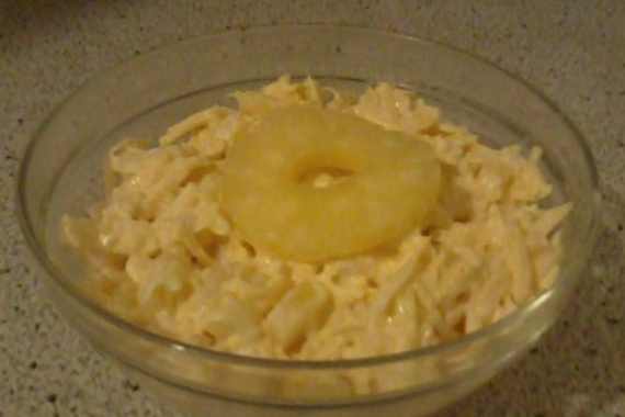 Ананасовый салат с сыром Ананасовый салат с сыром