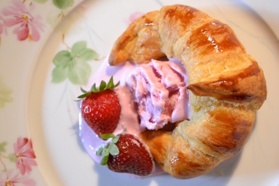 Круассаны с клубникой Круассаны с клубникой