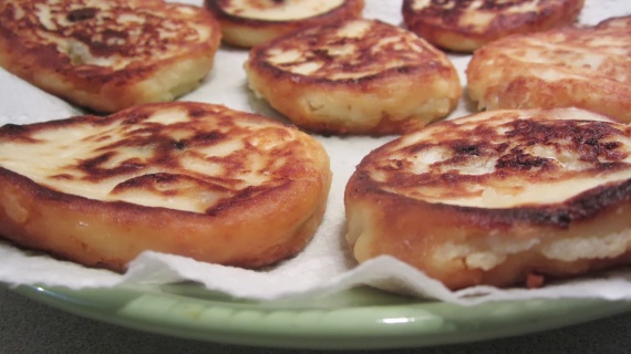 Сырники из творога с изюмом Сырники из творога с изюмом