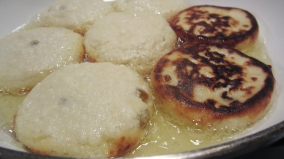 Сырники из творога с изюмом Сырники из творога с изюмом