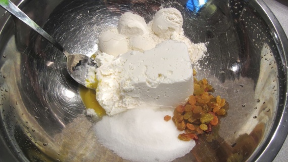 Сырники из творога с изюмом Сырники из творога с изюмом