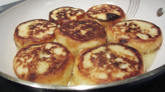 Сырники из творога с изюмом Сырники из творога с изюмом