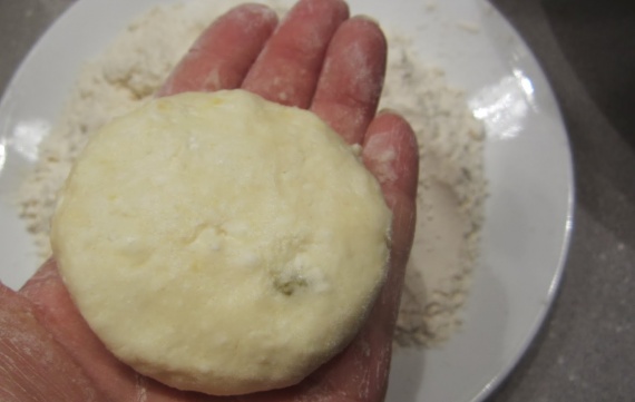 Сырники из творога с изюмом Сырники из творога с изюмом