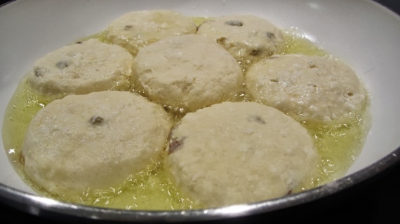 Сырники из творога с изюмом Сырники из творога с изюмом