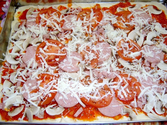 Пицца с колбасой, грибами и помидорами Пицца с колбасой, грибами и помидорами