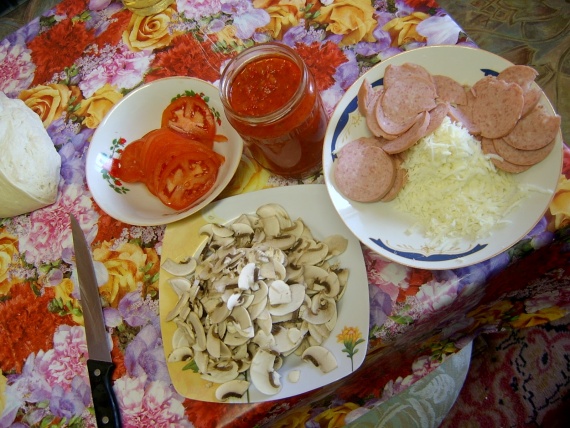 Пицца с колбасой, грибами и помидорами Пицца с колбасой, грибами и помидорами