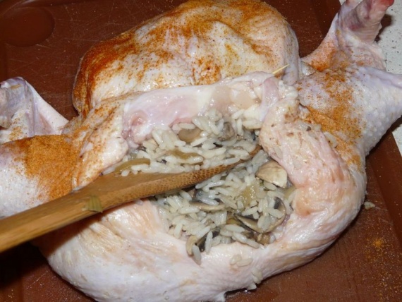 Курица в духовке целиком с начинкой Курица в духовке целиком с начинкой