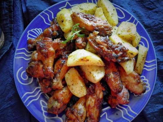 Куриные крылышки с картошкой в духовке Куриные крылышки с картошкой в духовке