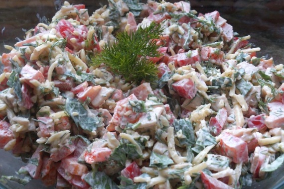 Салат с ветчиной, сыром и болгарским перцем Салат с ветчиной, сыром и болгарским перцем