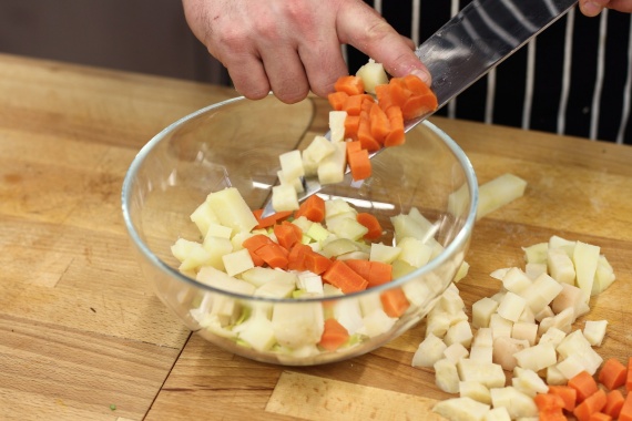 Салат "Столичный" с курицей и свежим огурцом Салат "Столичный" с курицей и свежим огурцом