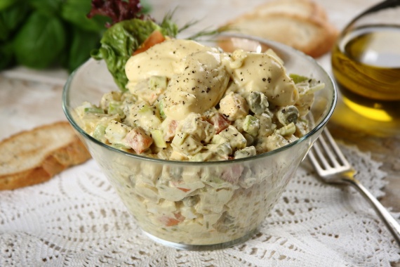 Салат "Столичный" с курицей и свежим огурцом Салат "Столичный" с курицей и свежим огурцом