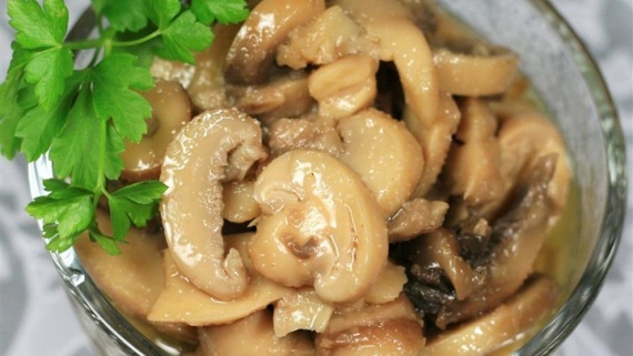 Салат с крабовыми палочками и грибами Салат с крабовыми палочками и грибами
