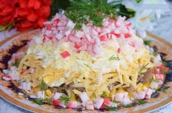 Салат с крабовыми палочками и грибами Салат с крабовыми палочками и грибами