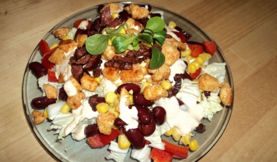 Салат с курицей, беконом, перцем и фасолью Салат с курицей, беконом, перцем и фасолью