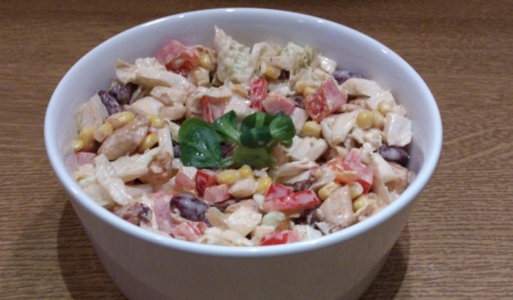Салат с курицей, беконом, перцем и фасолью Салат с курицей, беконом, перцем и фасолью