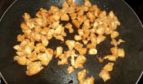 Салат с курицей, беконом, перцем и фасолью Салат с курицей, беконом, перцем и фасолью