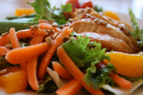 Салат с куриной грудкой, рукколой и апельсином Салат с куриной грудкой, рукколой и апельсином