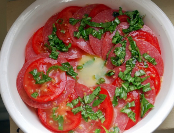 Салат с копченой колбасой и помидорами Салат с копченой колбасой и помидорами