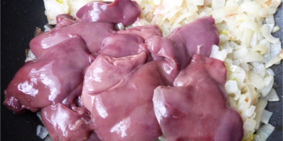 Куриная печень по-строгановски Куриная печень по-строгановски