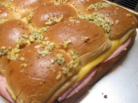 Мини бутерброды с ветчиной и сыром Мини бутерброды с ветчиной и сыром