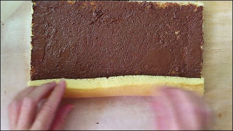 Рулет с шоколадно-ореховым кремом Рулет с шоколадно-ореховым кремом