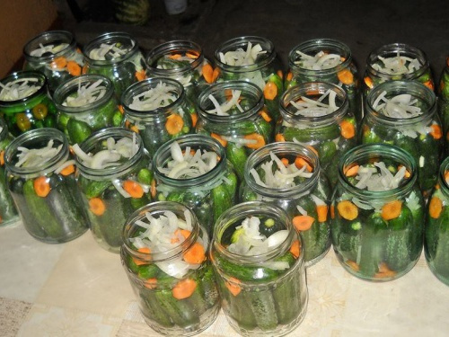 Огурцы маринованные с морковью и луком на зиму Огурцы маринованные с морковью и луком на зиму