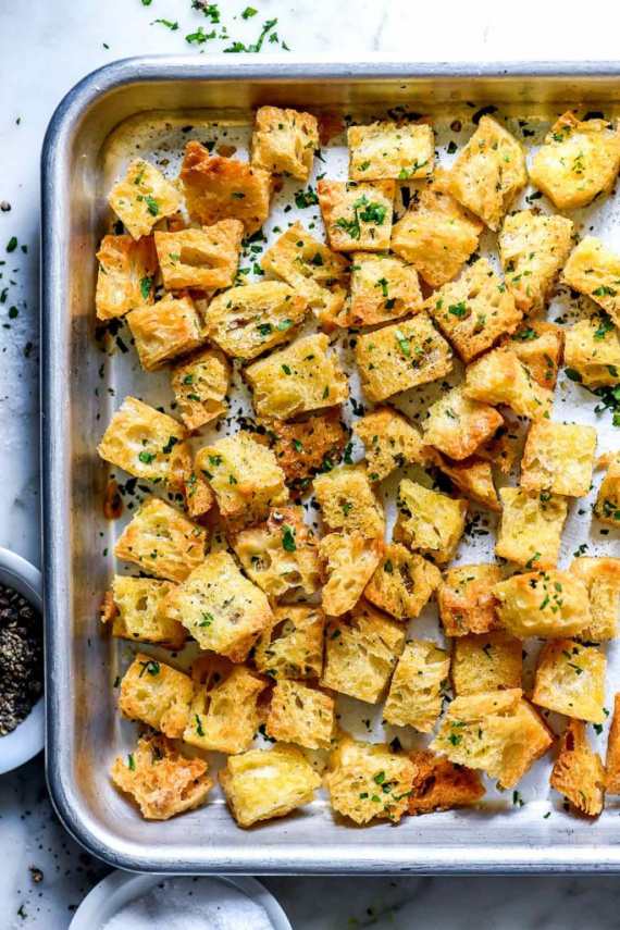Салат с гренками и сыром Салат с гренками и сыром