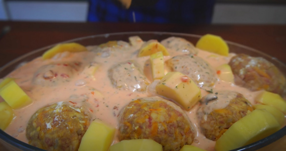 Картошка с мясными биточками в духовке Картошка с мясными биточками в духовке