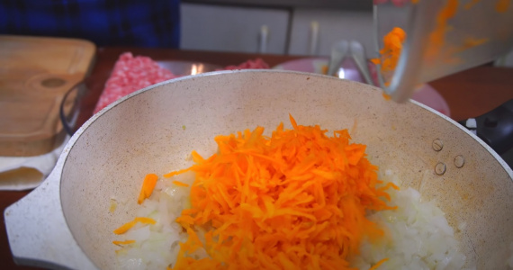 Картошка с мясными биточками в духовке Картошка с мясными биточками в духовке